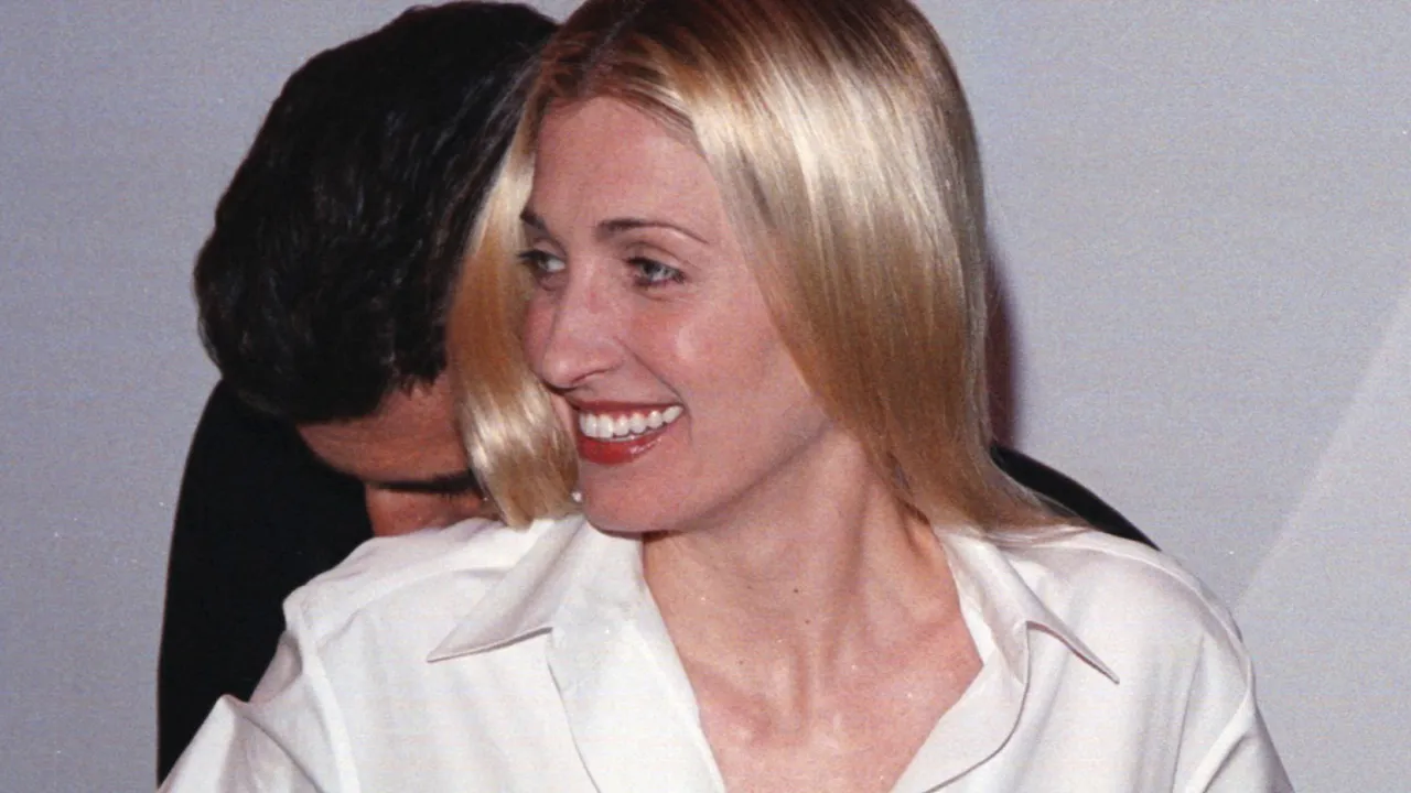 Carolyn Bessette-Kennedy : le style culte qui inspire encore la mode (et la seconde main)