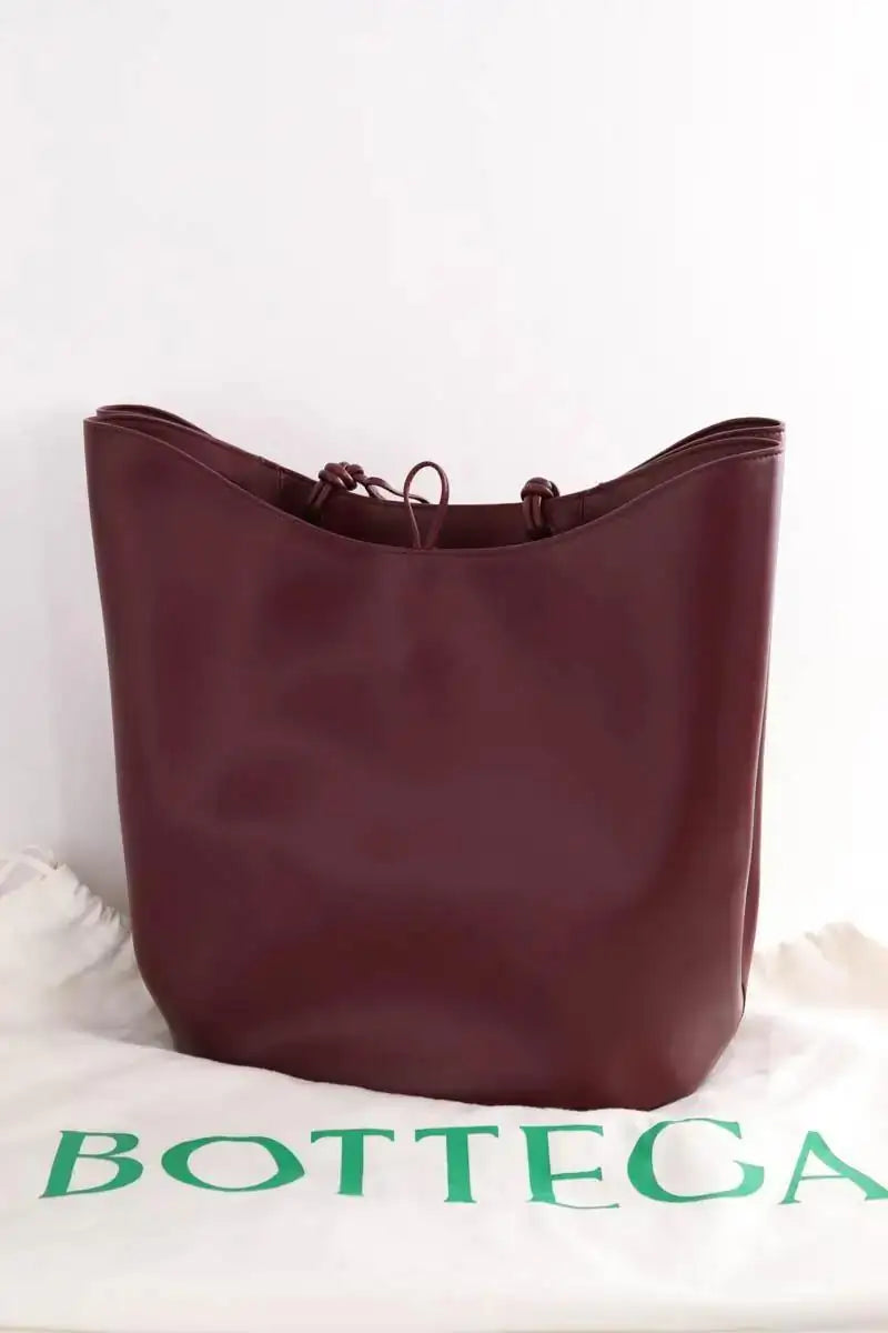 Cabas Bottega Veneta Grand double clam bucket bag Bordeaux en Cuir