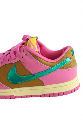 Baskets Nike Rose en Cuir