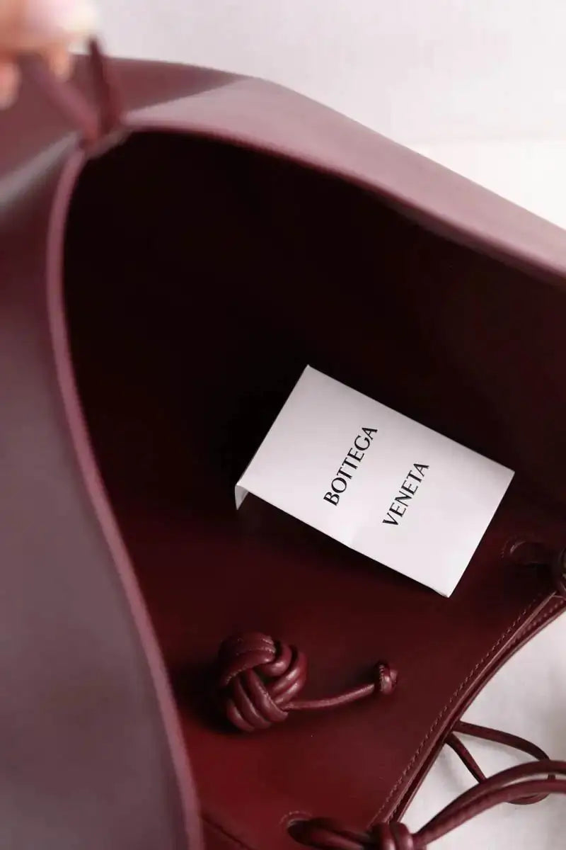Cabas Bottega Veneta Grand double clam bucket bag Bordeaux en Cuir