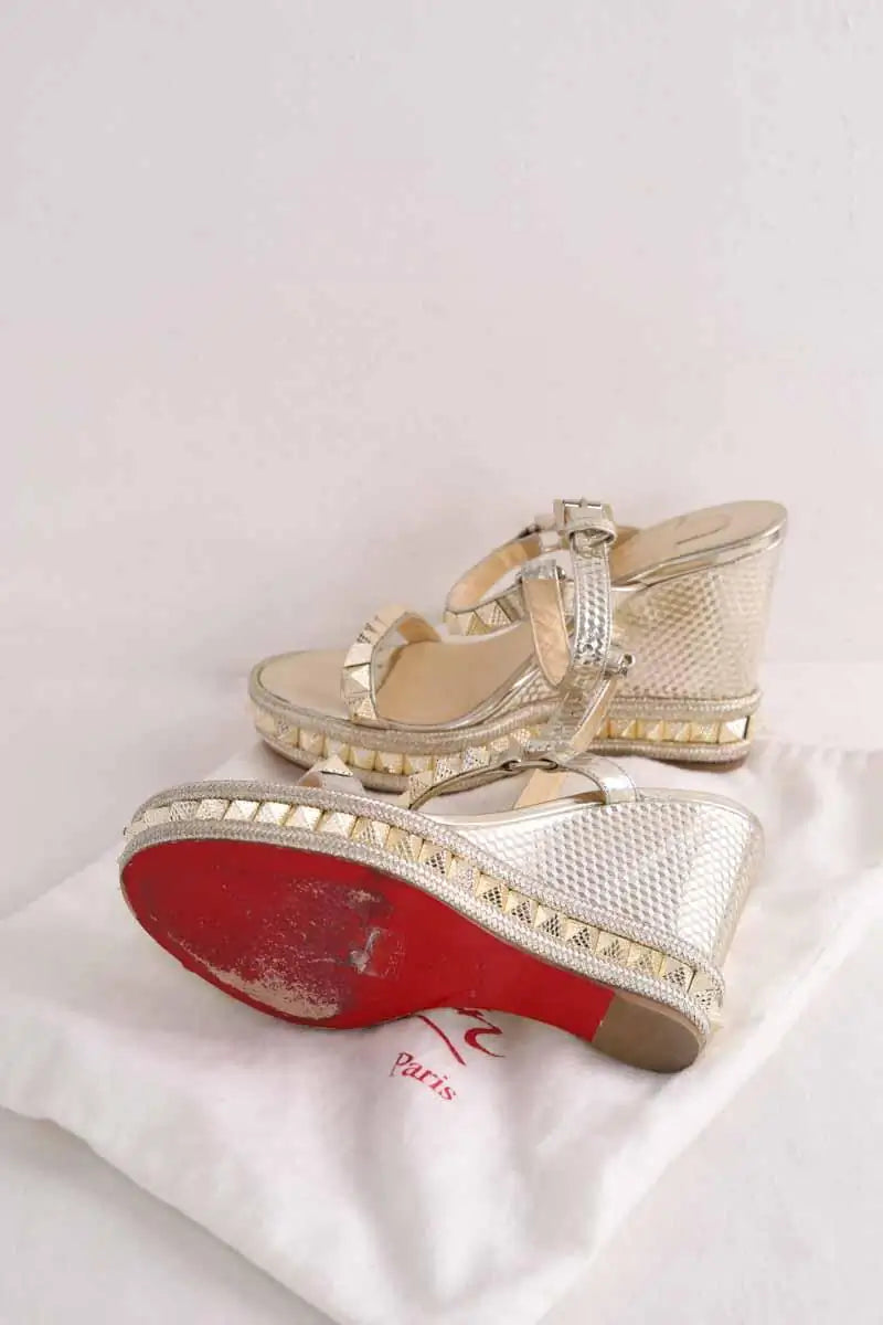 Talons Christian Louboutin Doré en Cuir