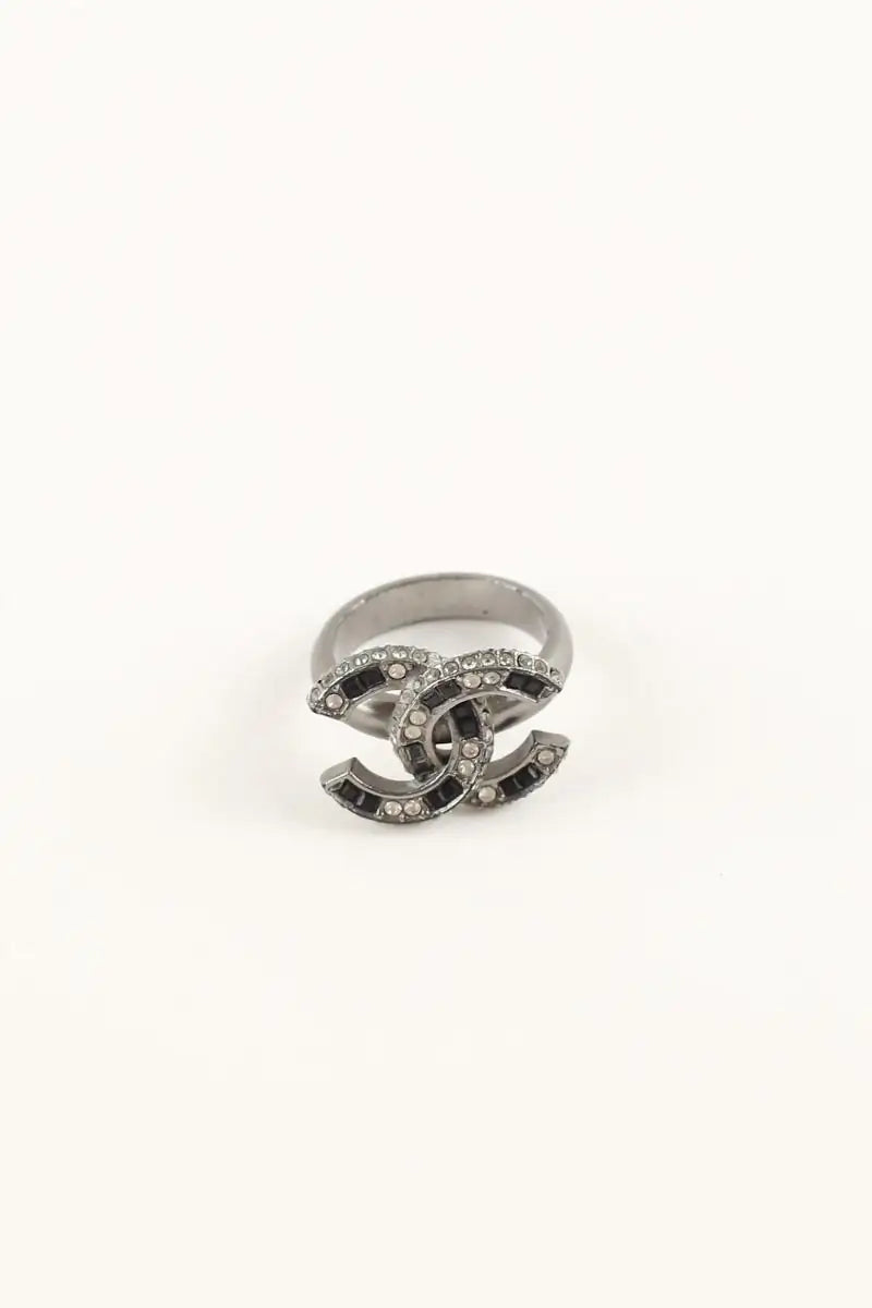 Bague logo CC pierres et strass Chanel Gris en Métal