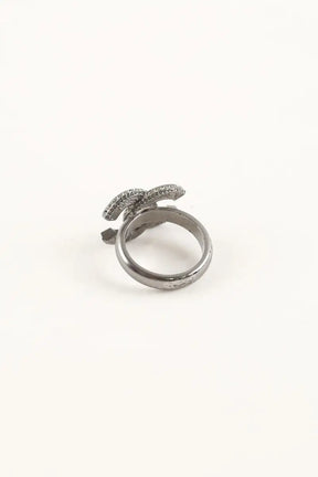Bague logo CC pierres et strass Chanel Gris en Métal