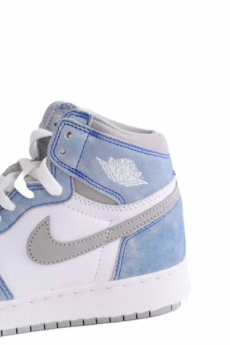 Baskets Nike Air Jordan 1 Retro High OG Hyper Royall Blanc en Cuir