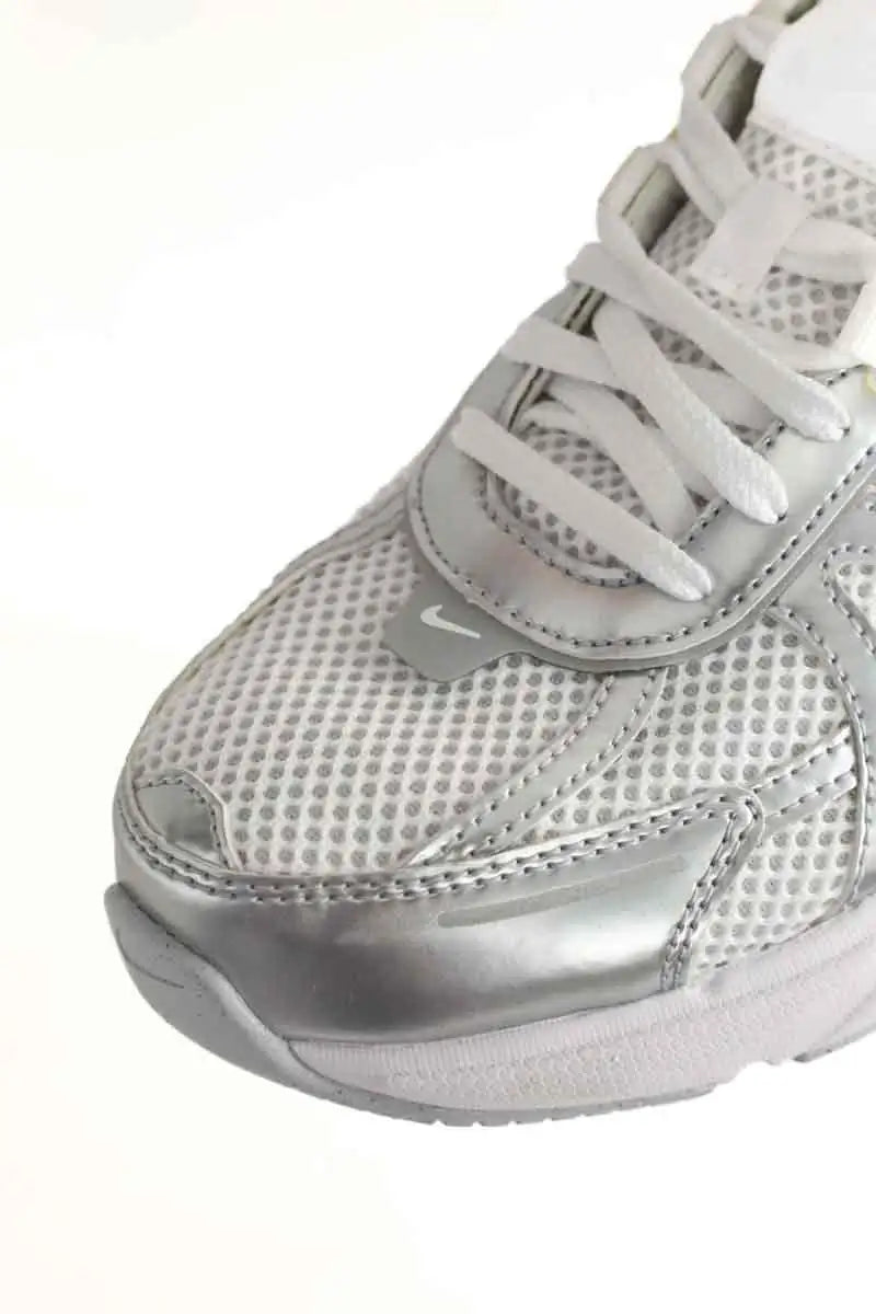 Baskets Nike V2K RUN Blanc en Tissu