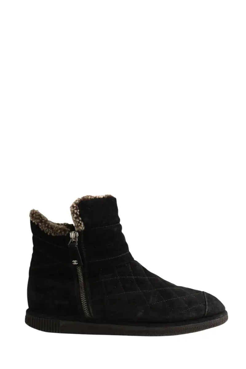 Boots fourées Chanel Noir en Daim, taille 38 - Seconde Main