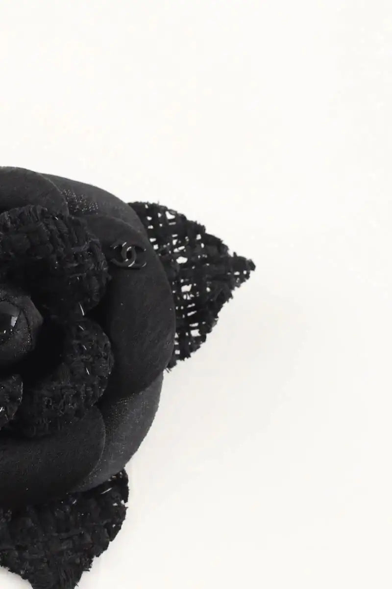 Broche  Chanel Camélia en tweed Noir en Tissu