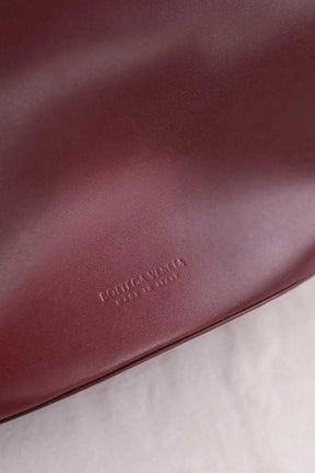 Cabas Bottega Veneta Grand double clam bucket bag Bordeaux en Cuir
