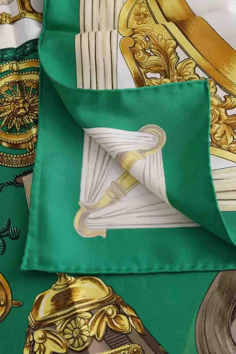 Carré Hermès ETRIERS Vert en Soie
