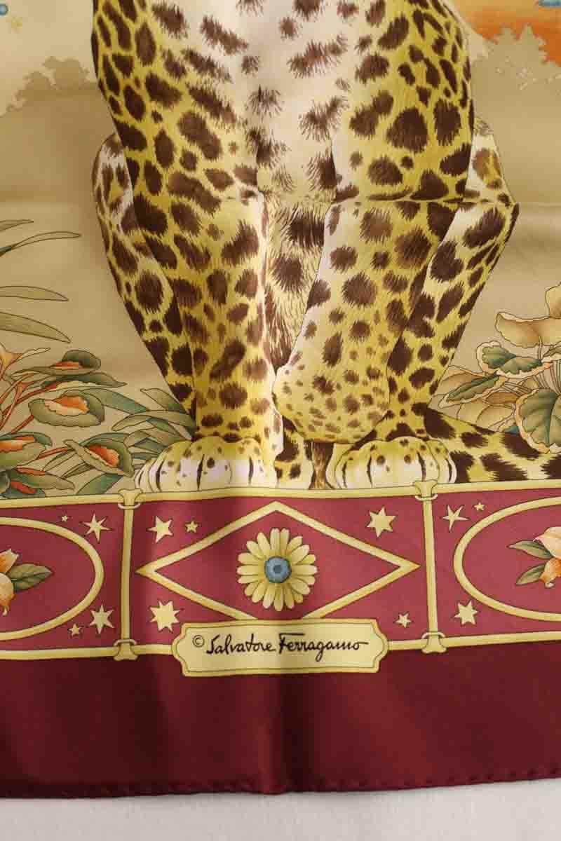 Carré Salvatore Ferragamo Rouge en Soie