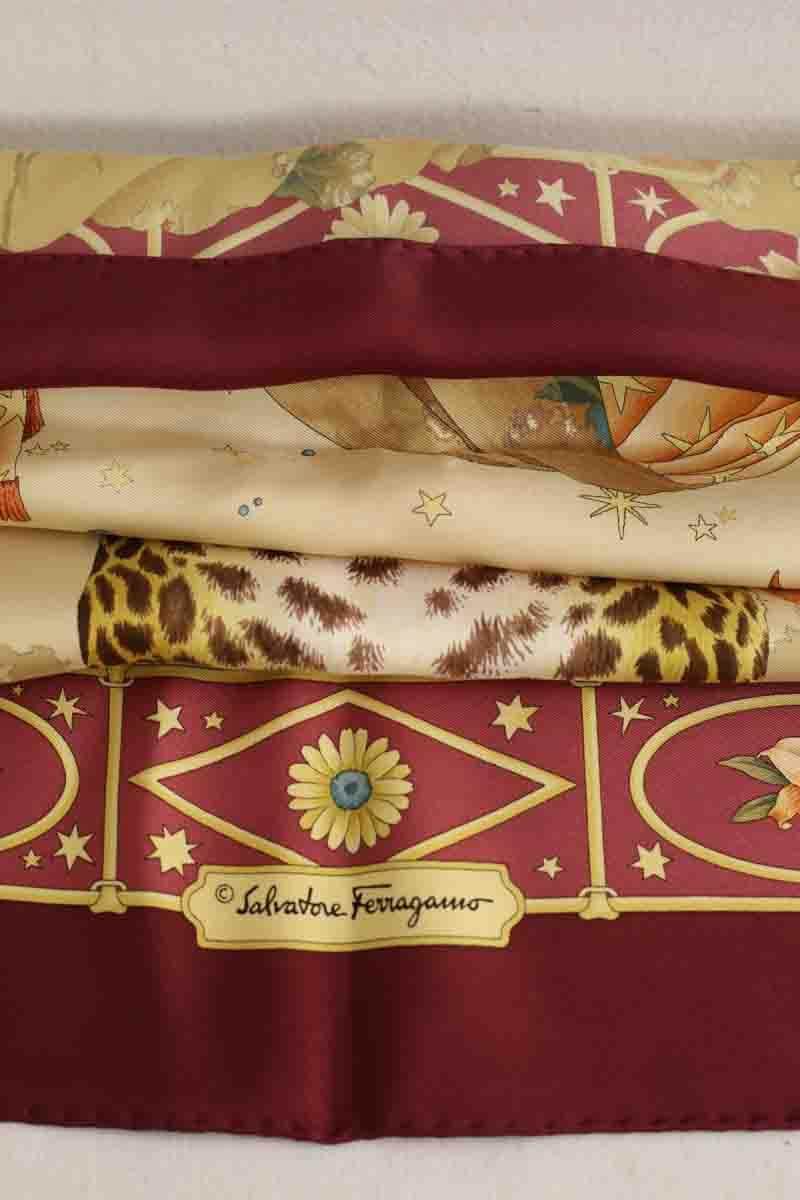 Carré Salvatore Ferragamo Rouge en Soie