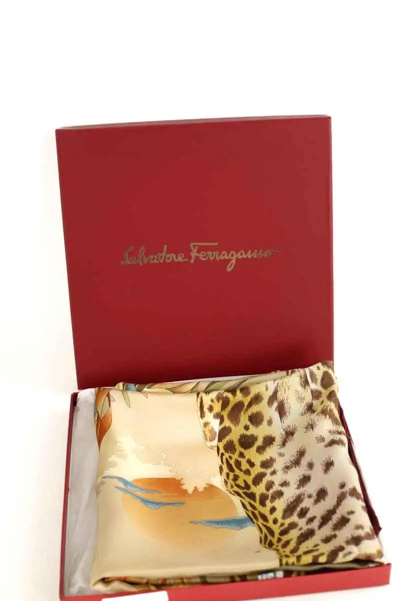 Carré Salvatore Ferragamo Rouge en Soie