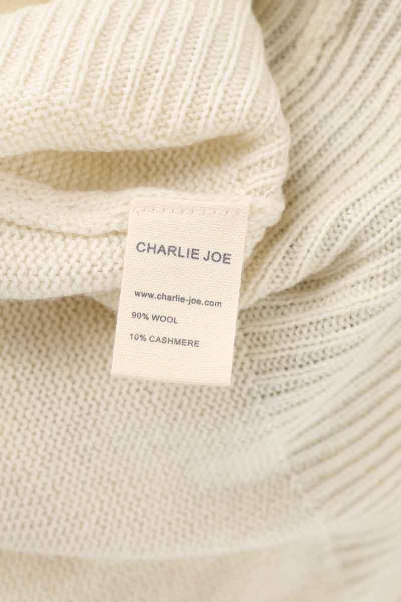 Pulls Charlie Joe  Kaki