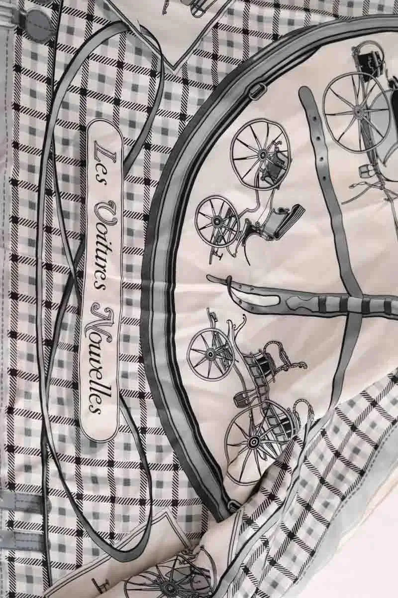 Carré Hermès Les voitures nouvelles Beige en Soie