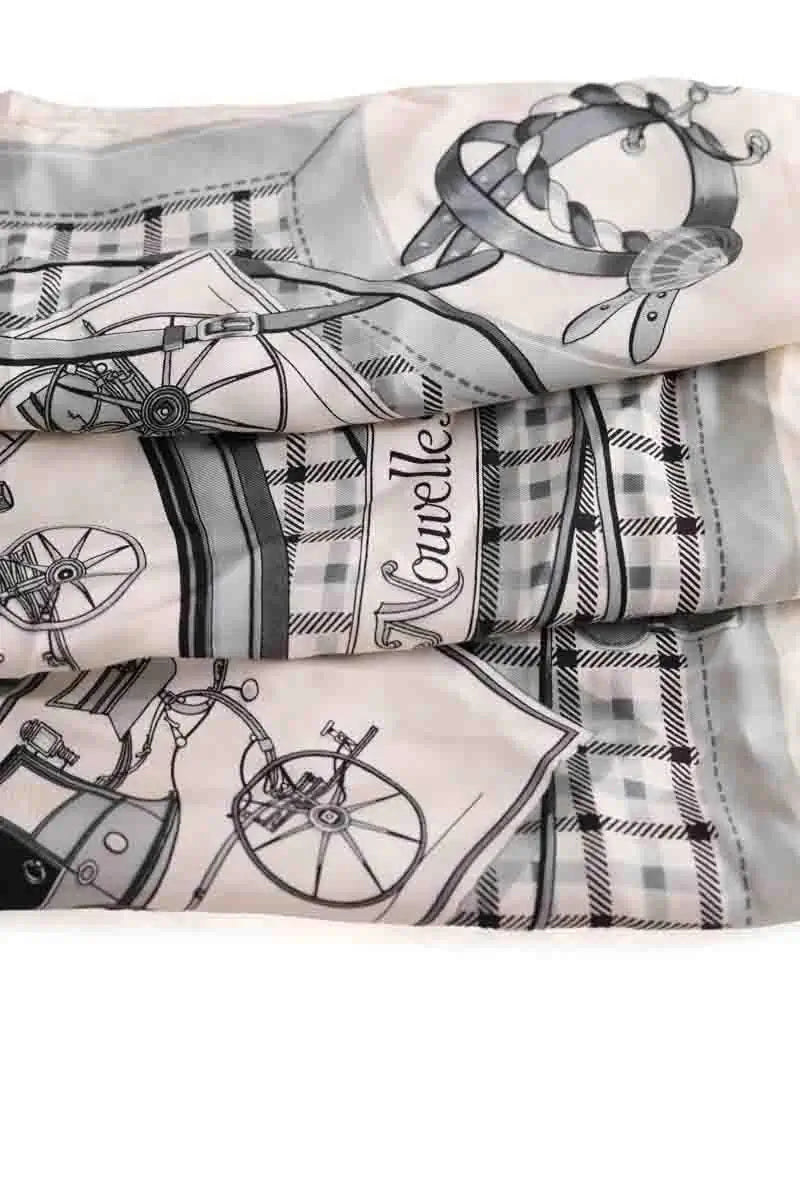 Carré Hermès Les voitures nouvelles Beige en Soie