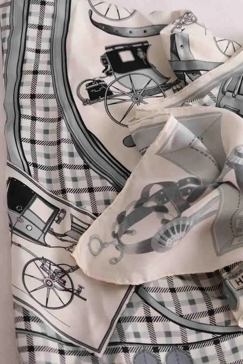 Carré Hermès Les voitures nouvelles Beige en Soie