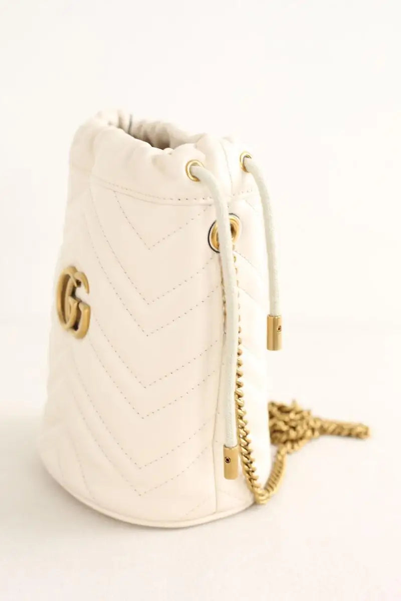Sac à bandoulière Gucci Seau GG Marmont Ecru en Cuir