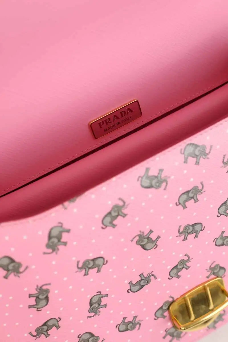 Sac à bandoulière Prada Saffiano à imprimé éléphant Rose en Cuir