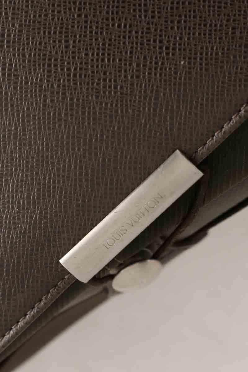 Sac Messenger Louis Vuitton Viktor Taiga Marron en Cuir