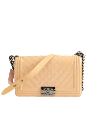 Sac porté épaule Chanel Boy Beige en Cuir verni - Seconde Main