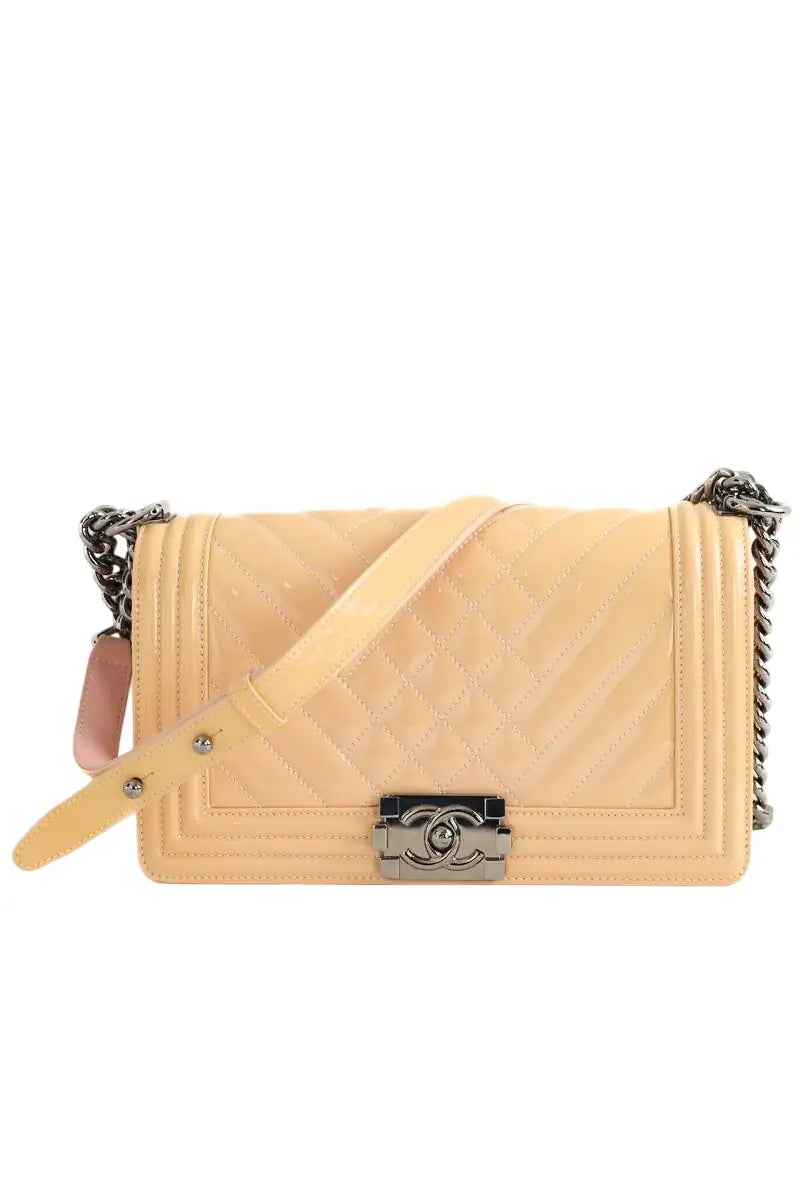 Sac porté épaule Chanel Boy Beige en Cuir verni - Seconde Main