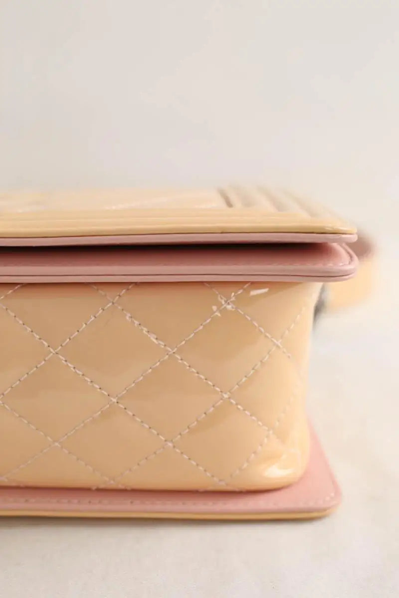 Sac porté épaule Chanel Boy Beige en Cuir verni