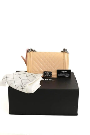 Sac porté épaule Chanel Boy Beige en Cuir verni