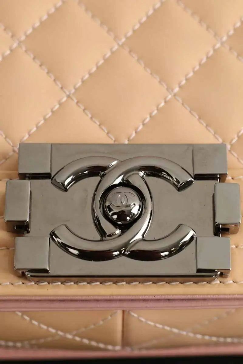 Sac porté épaule Chanel Boy Beige en Cuir verni