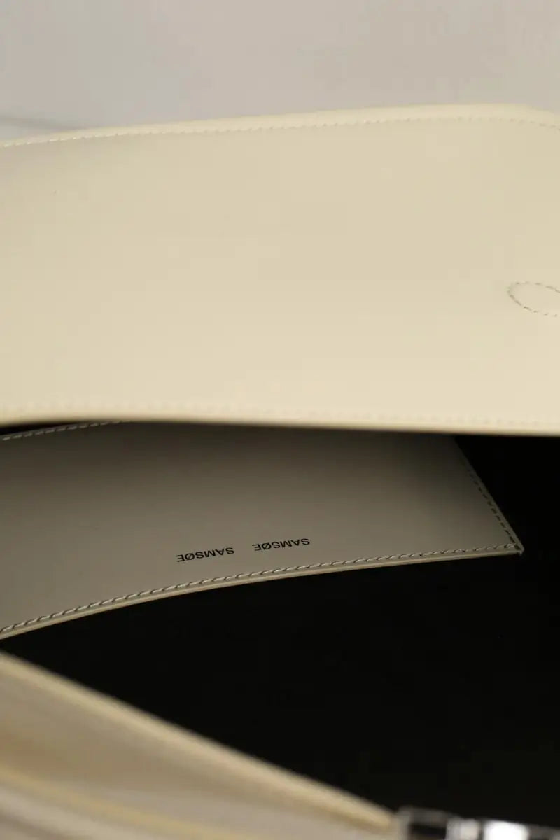 Sac porté épaule Samsoe Samsoe Sahero Ecru en Cuir verni