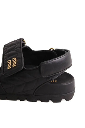 Sandales Miu Miu Sandales sportives en cuir nappa matelassé Noir en Cuir