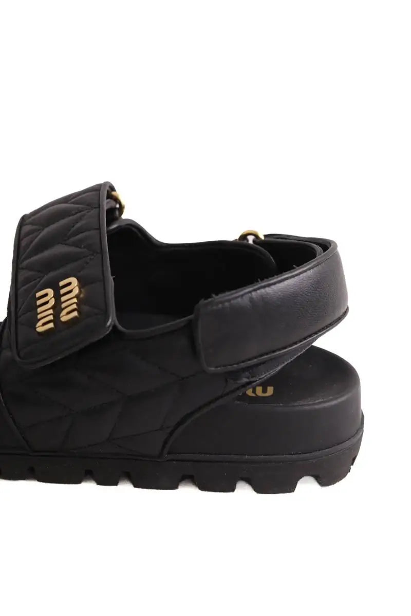 Sandales Miu Miu Sandales sportives en cuir nappa matelassé Noir en Cuir