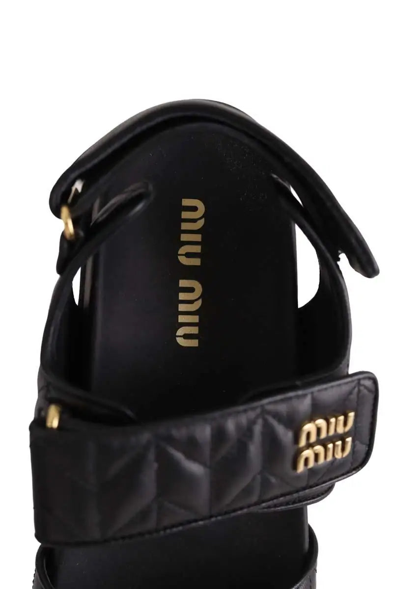 Sandales Miu Miu Sandales sportives en cuir nappa matelassé Noir en Cuir