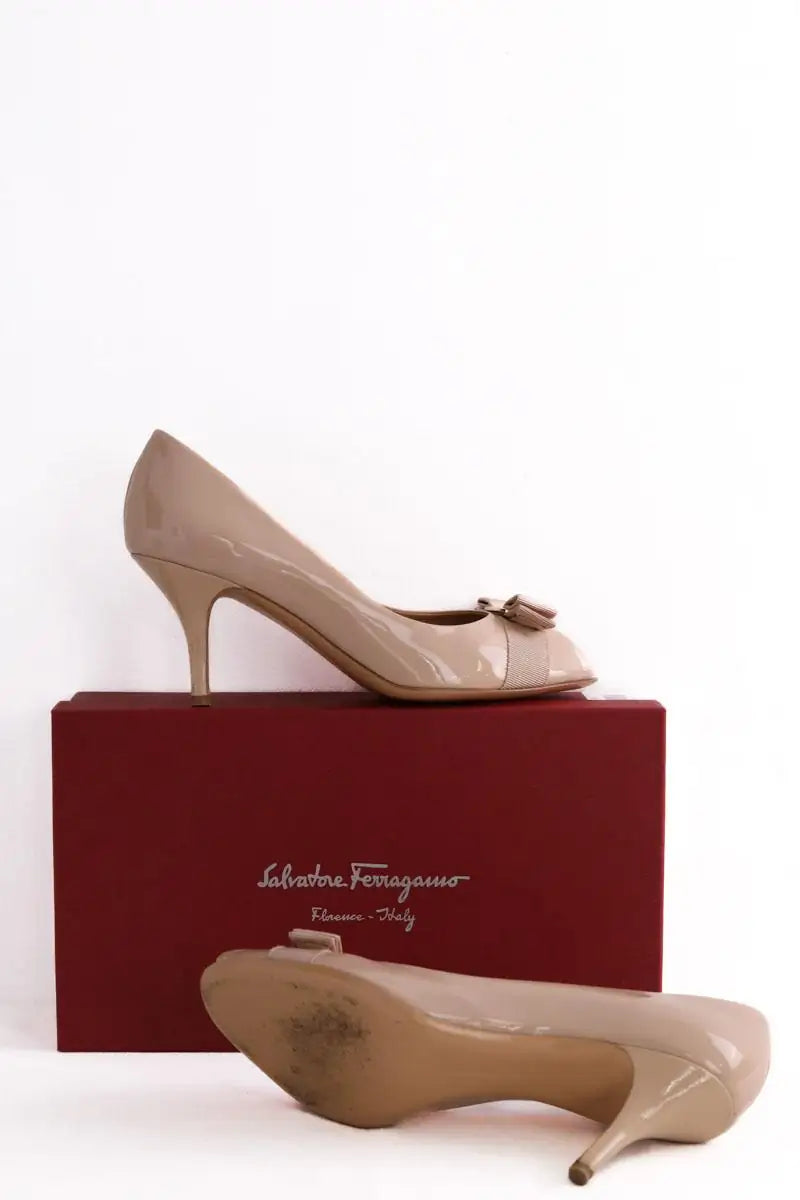Talons Salvatore Ferragamo Beige en Cuir verni