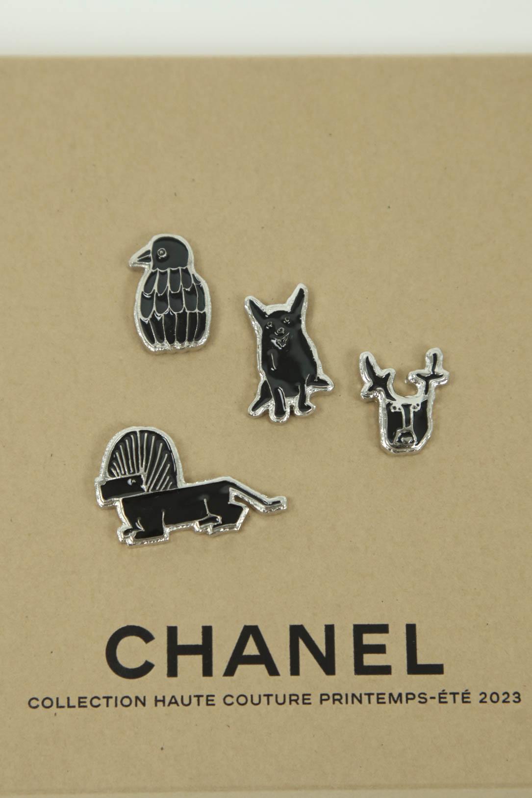 Pins Chanel collection printemps été 2023 Chanel  Noir