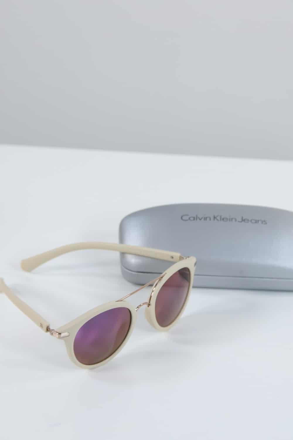  Calvin Klein  Beige