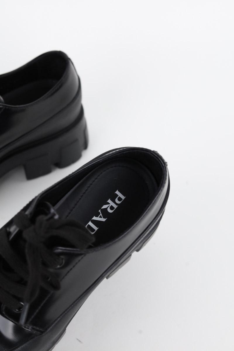 Chaussures à lacets Prada de seconde main pour Homme